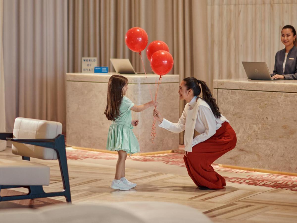 Готель Grand Hyatt Kuwait Kuwait City Екстер'єр фото A guest service agent at the front desk of a hotel